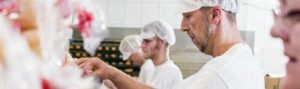 Mitarbeiter der Baguette-Bäckerei W. Stahmer beim Verpacken der La Flûte